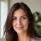Retrato sereno de Ana Torres, experta en equilibrio trabajo-vida, con un fondo suave y natural.