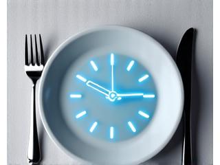 Reloj analógico sobre un plato vacío con un tenedor y cuchillo, simbolizando la importancia del momento de las comidas para el sueño.